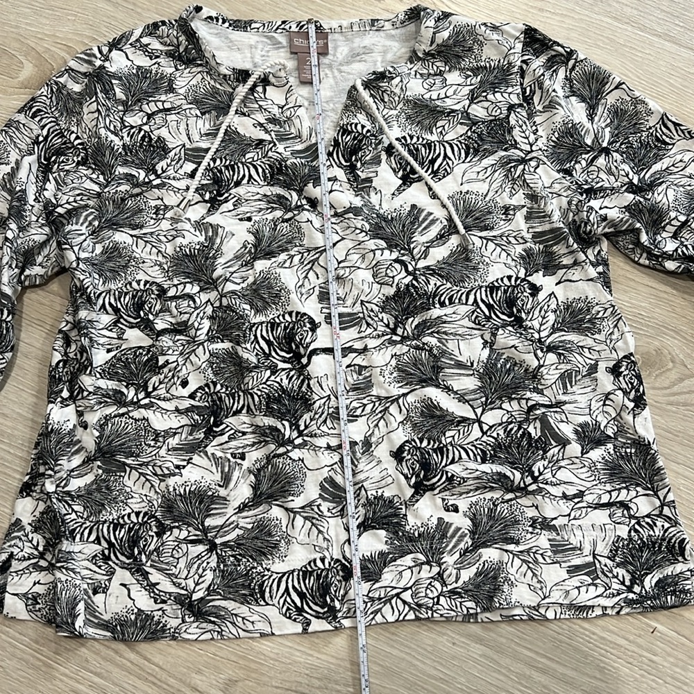 Chico’s Black and White Patterned Top - Picture 4 of 6